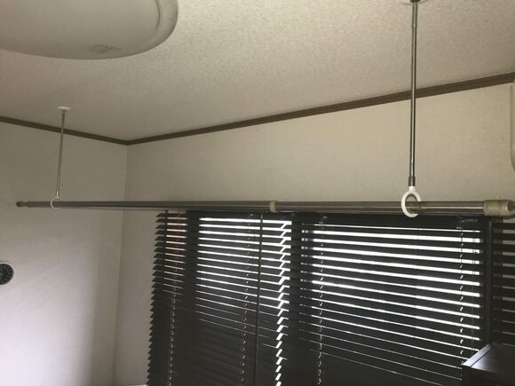 室内に干すスペースがないようなら、室内干しポールなどを設置すると便利です。