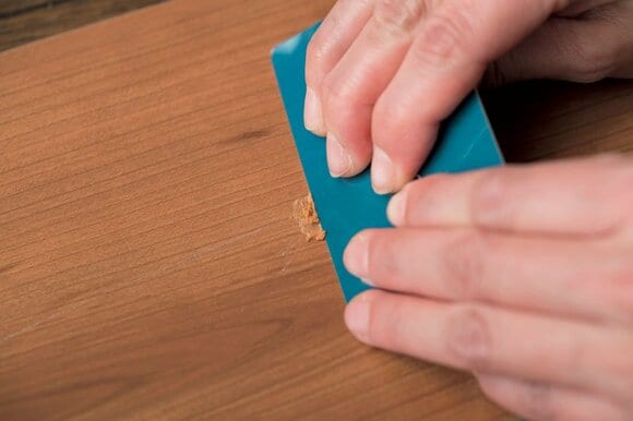 カードで表面をならす