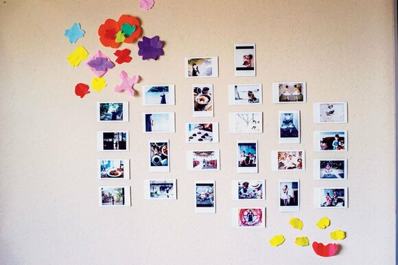 壁の一角にまとめてにぎやかなギャラリーに