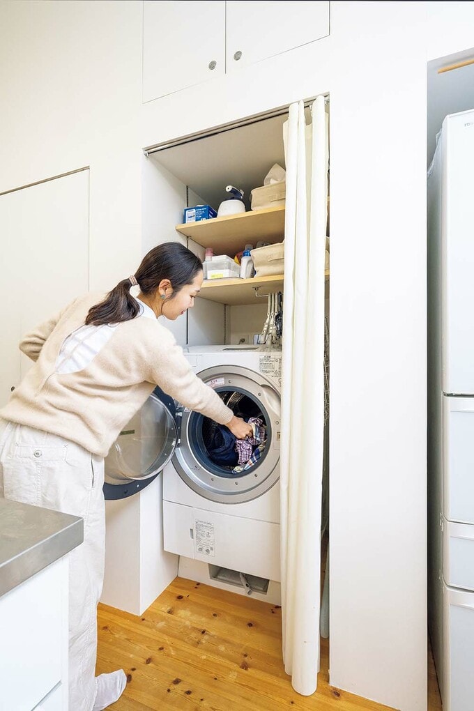 キッチン横の洗濯機で効率的な家事動線に