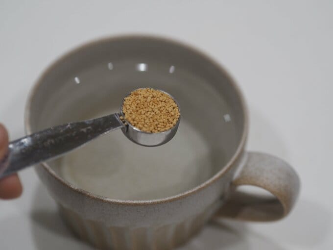 コンソメを入れる