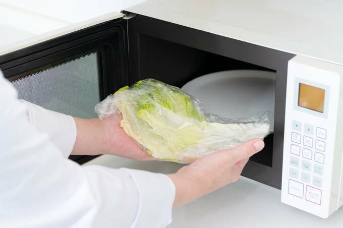 電子レンジに白菜を入れる