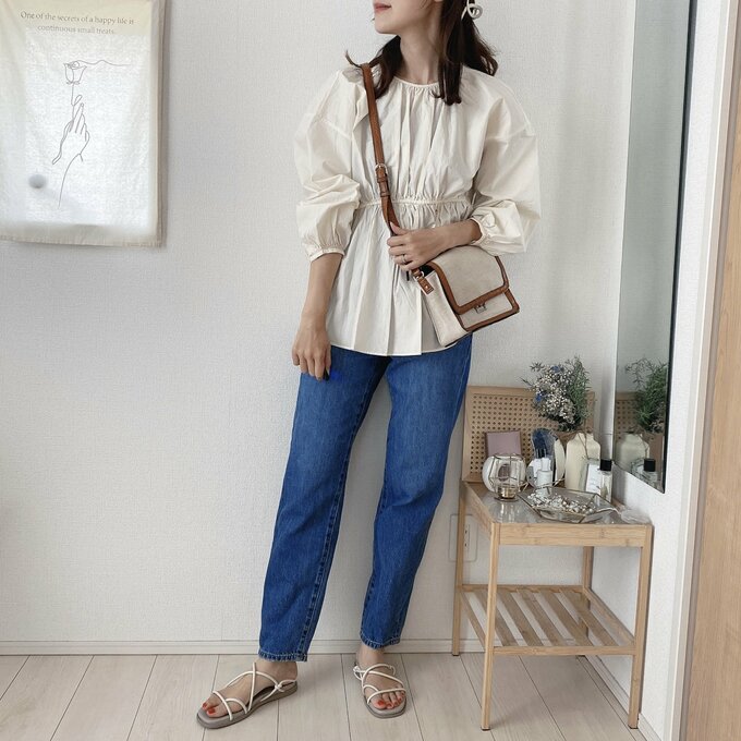ギャザーブラウスとデニムで好感度アップ