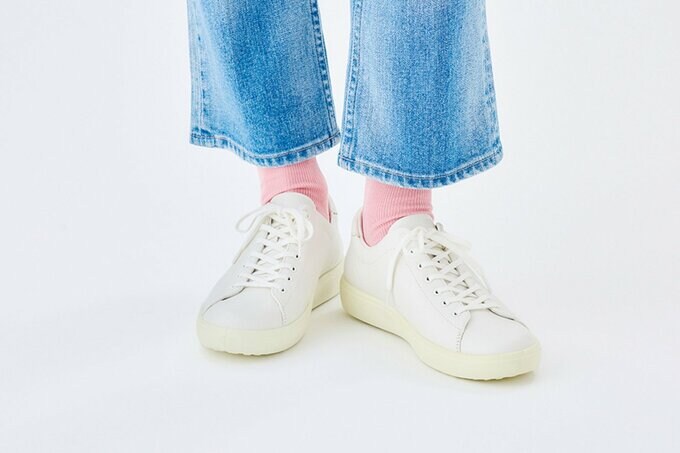 白スニーカーとピンクのソックスを履いた足元