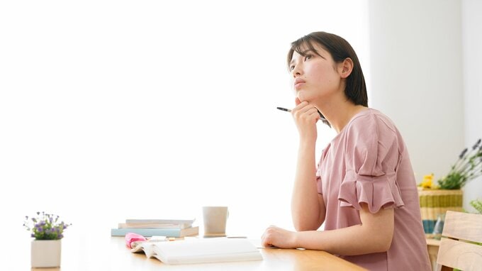 首をかしげる女性