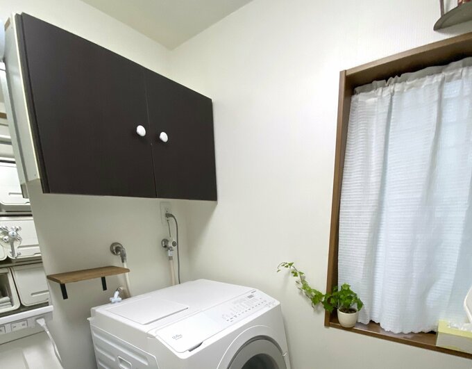 使いにくい収納棚はあえてなにもしまわない。扉を外すだけですっきり見え