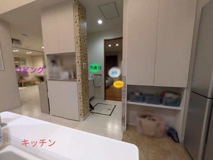 キッチンから寝室を見たところ