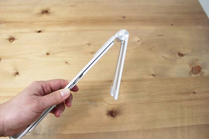 アームが曲がったスタンドを持つ様子