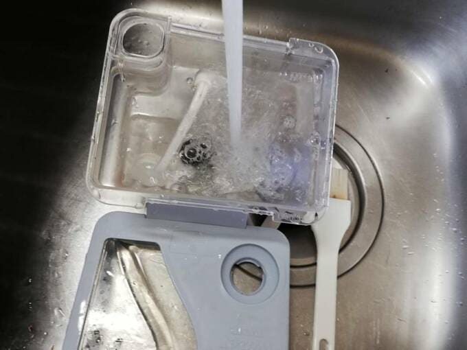 製氷皿を洗う様子