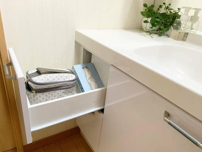 洗面所の引き出しにポーチ