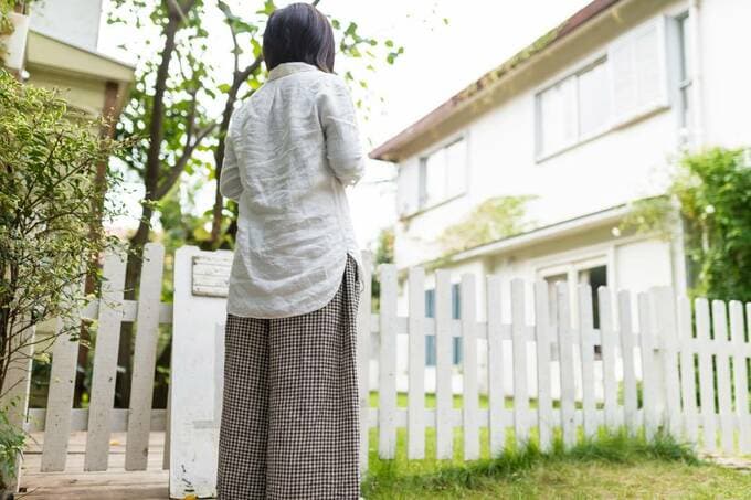 女性後ろ姿