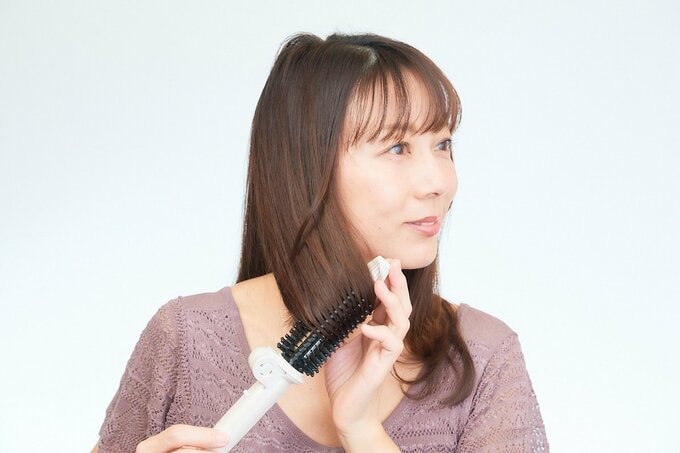 ロールブラシと女性