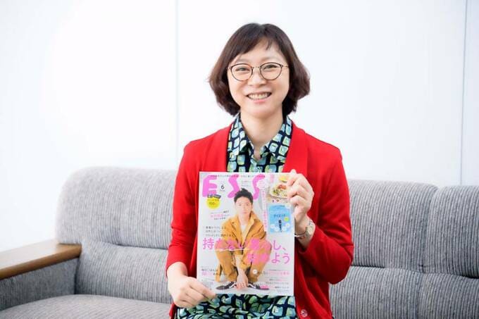 雑誌を持つ尾崎真佐子編集長