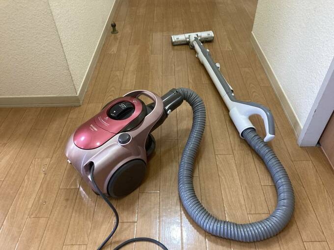 床に掃除機