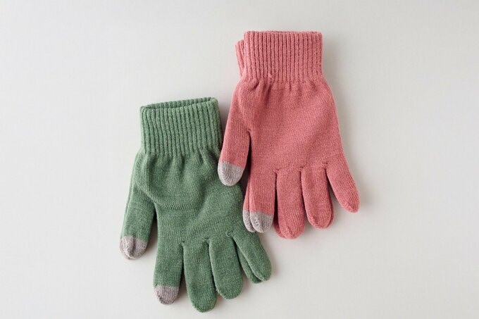 緑とピンクのくすみカラーの手袋