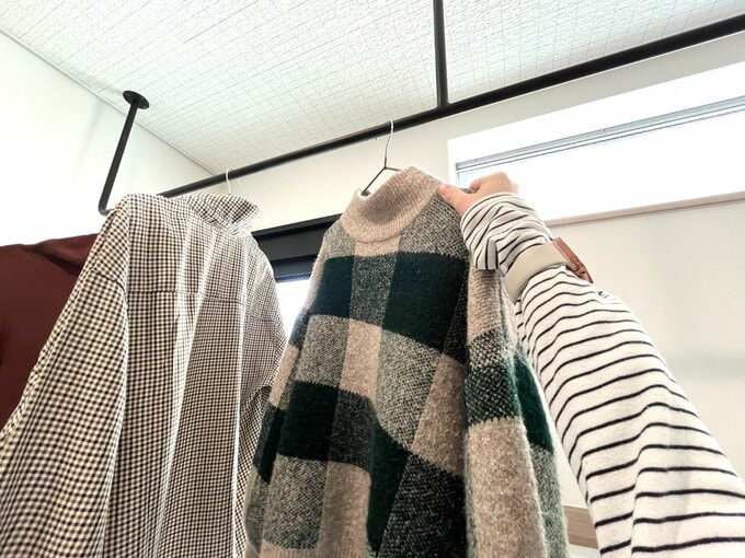 洗濯物を干している様子