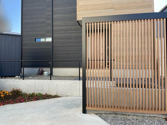 ルーバーフェンスで目隠し