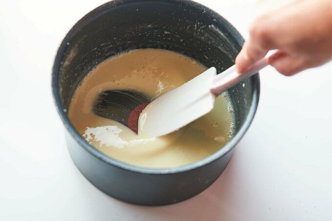 ダマをヘラでつぶす