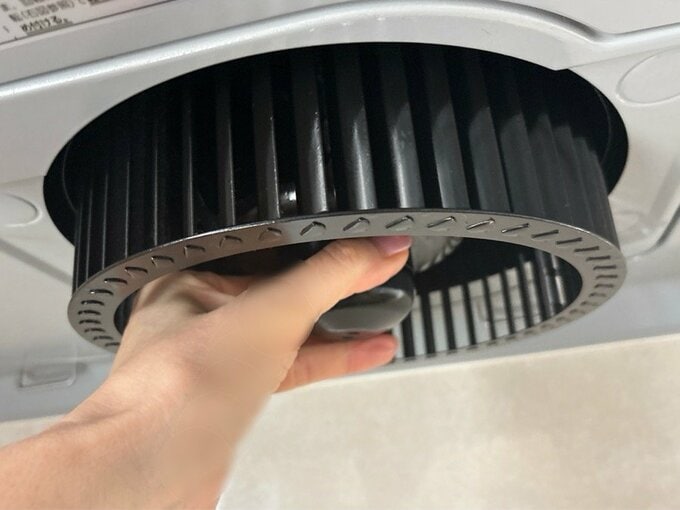 写真：換気扇をはずすところ