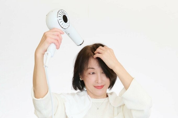ドライヤーの風を左右からあてて、分け目を曖昧にする