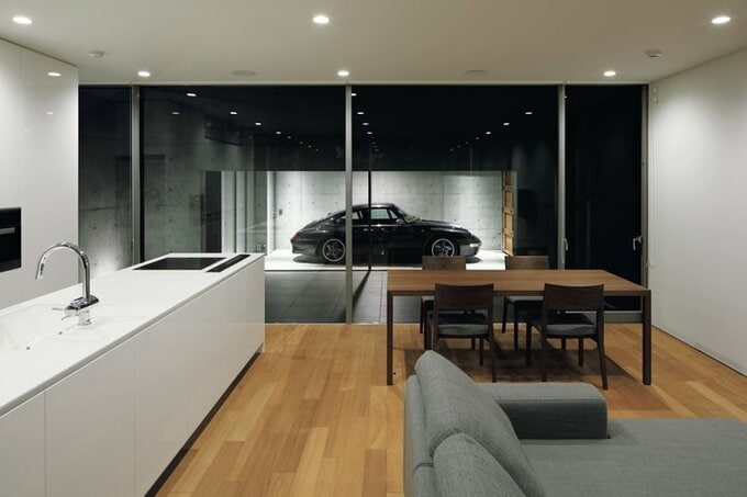 LDKからガレージをのぞむ