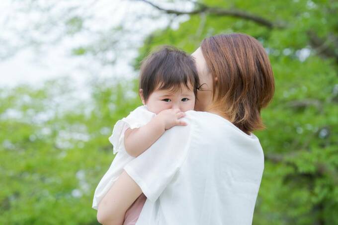 子どもを抱っこする様子