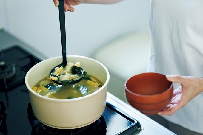 味噌汁を器に入れる様子