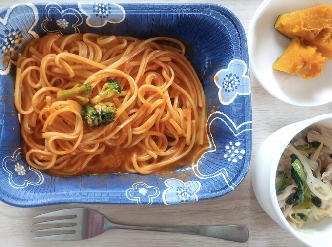 冷凍パスタをメインにして、自作の副菜を添えたランチ