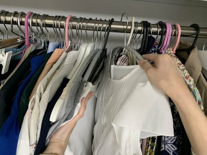 衣類を持つ様子