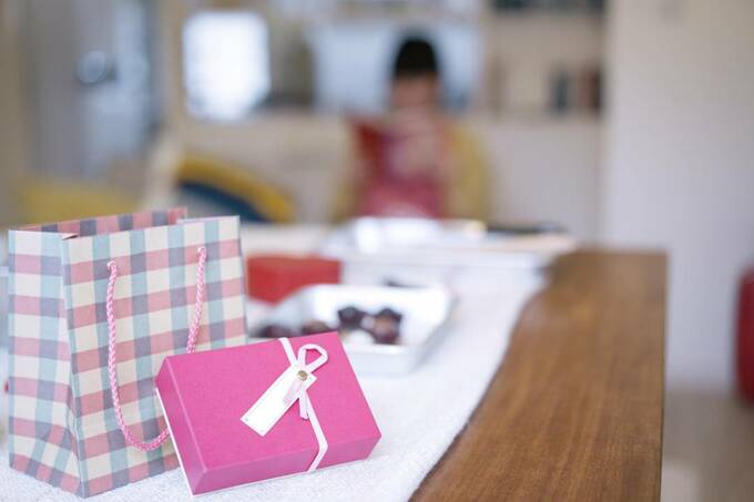 テーブルにチョコレートの箱