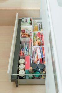 食品類は箱に立てて賞味期限を見やすく