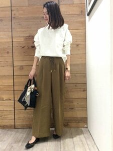 きれいめワイドパンツに合わせてハンサムカジュアルに