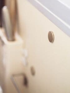 引き出し側面にペタリと固定します。