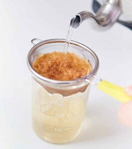 1人分のだしはカツオ節と茶こしで