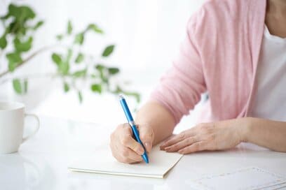 心を軽くする「やらないことリスト」のつくり方。やめることで家事や気持ちの負担がラクになる