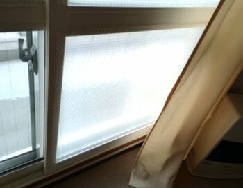 雪国ミニマリストの「暖房費節約」のコツ4つ。窓からの冷気をシャットダウン