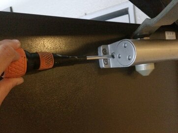 玄関ドアがバタンと閉まってうるさい…その悩み、ドライバー1本で解決できます