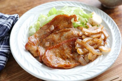 豚肉とタマネギの甘辛ソテー。ソース味で家族みんなのご飯がすすむ