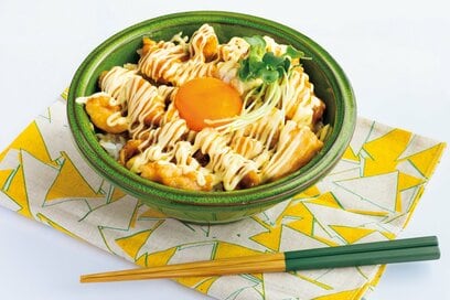 レンチン2分半で簡単『鶏胸照りマヨ丼』レシピ。卵黄とろ〜り、濃厚な味がたまらない！