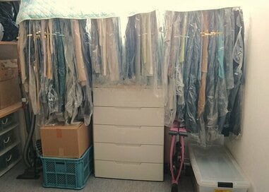 高齢親のクローゼット片づけ。“すぐ捨てない”整理術で大量の服の処分に成功