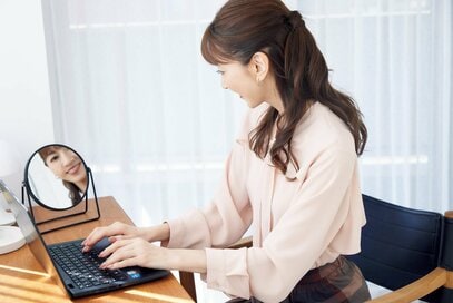 首やデコルテにシワ、顔の疲れ。57歳「美のプロ」が年齢悩みに回答