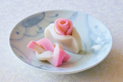 見映えも縁起もよい「紅白かまぼこ」の飾り切り2つ。包丁で切れ目を入れるだけ／お正月の簡単レシピ