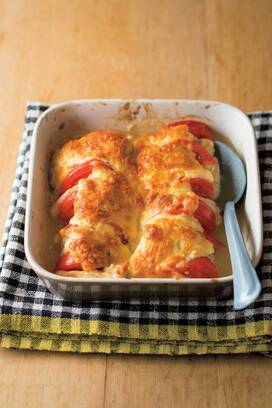 鶏胸肉がしっとり。トースターでつくるトマトと鶏のマヨチーズ焼き