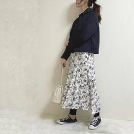 ユニクロの揺れる裾が可憐な小花スカート。小さく丸めて旅行にも