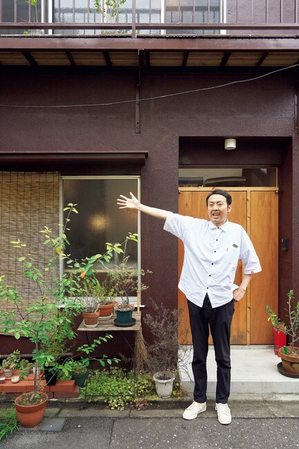長屋の前でアンガールズ田中さん