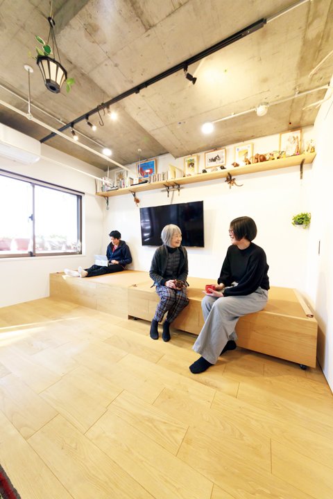 縁側のようなリビングの小上がり