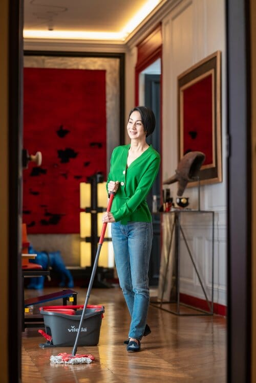 手を使ってする雑巾掛けも苦にならず好きなのですが、広い面積を拭くにはモップが活躍。専用バケツの足踏み式の脱水機能も便利です