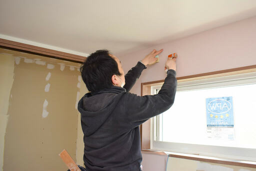 専用ローラーで仕上げる職人さん