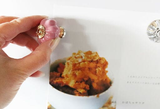 オリジナルマグネットで冷蔵庫にポストカードを飾る