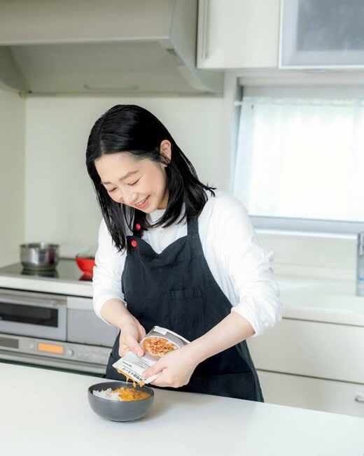 女性が料理をする様子